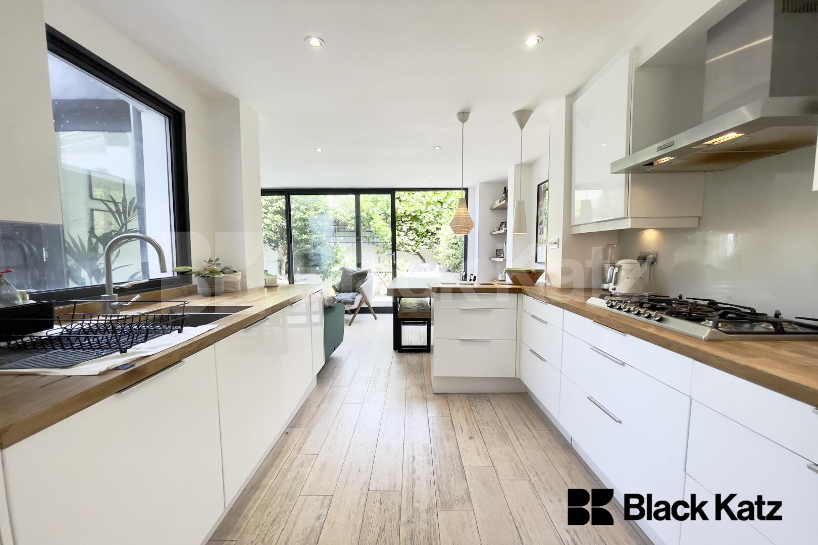 Beautiful garden flat marrying period charm with contemporary living Gowrie Road , Clapham Junction 